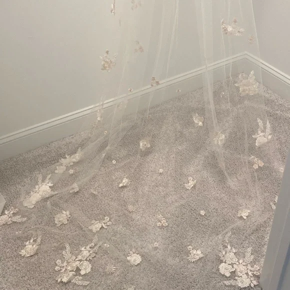 Wedding Veil - Picture 2 of 4